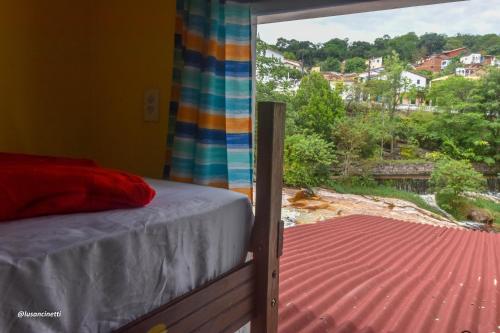 伦索伊斯Quinca’s Hostel的一间卧室设有一张床,享有屋顶的景色