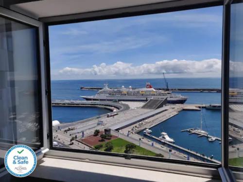 蓬塔德尔加达Paradise Stunning Views - Best Location on Island的游轮停靠在港口