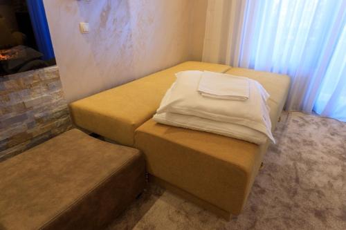 科帕奥尼克Apartments Andrejic的小型客房设有两张单人床,