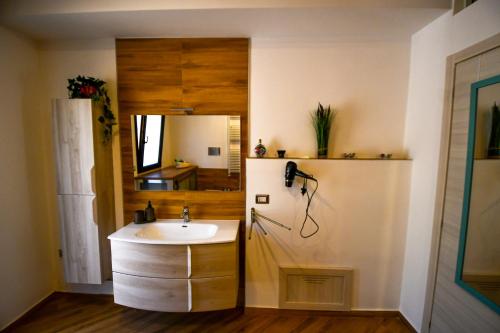 皮亚扎-阿尔梅里纳Dream House的一间带水槽和镜子的浴室