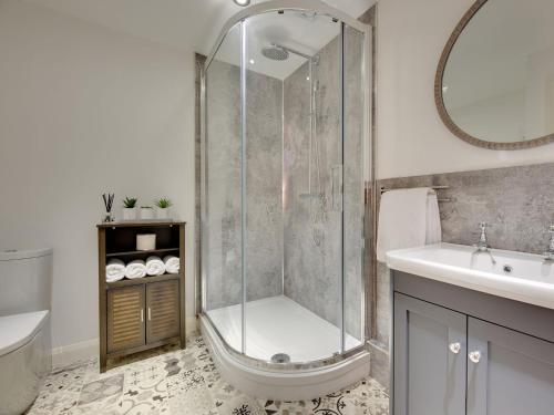特维德上游的贝里克Heron Apartment的带淋浴、卫生间和盥洗盆的浴室