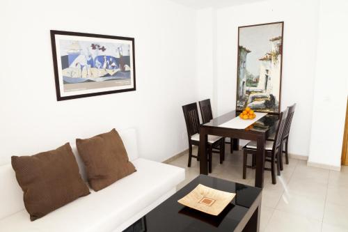 多列毛利诺斯卡罗来纳公寓式酒店的客厅配有白色的沙发和桌子