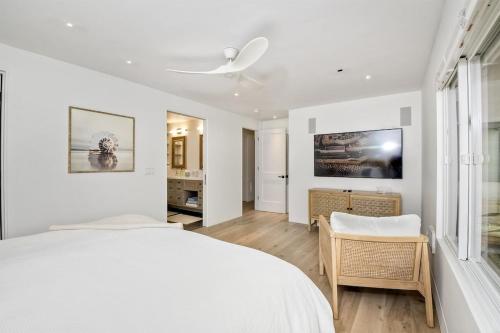 索拉纳海滩Oceanfront Luxury, Fully Remodeled, Five-Star的白色的卧室设有白色的床和窗户。