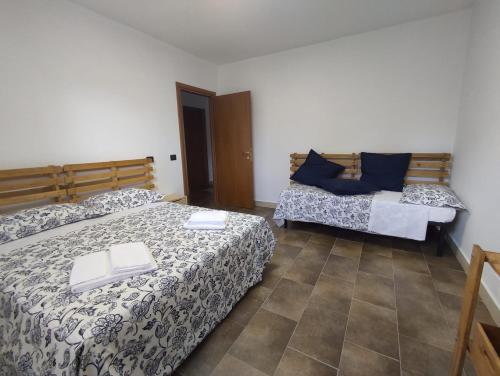 Villa MinozzoIl Golfarone的一间卧室配有两张床和一张沙发。