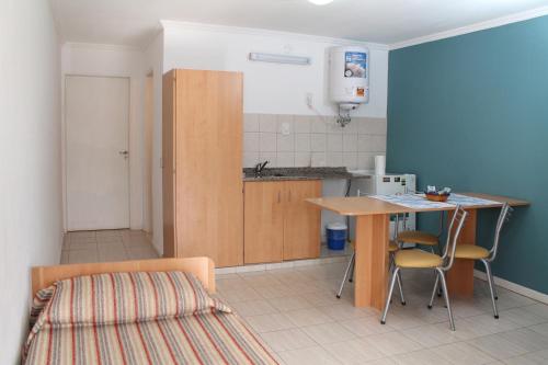 科隆布里萨斯拉戈公寓酒店的一间厨房,里面配有桌椅