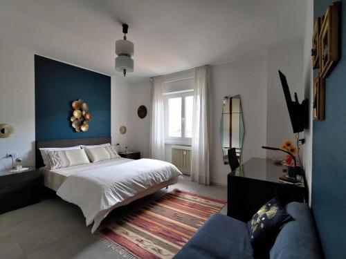 特伦托Design apartment n. 41的一间卧室设有一张床和蓝色的墙壁