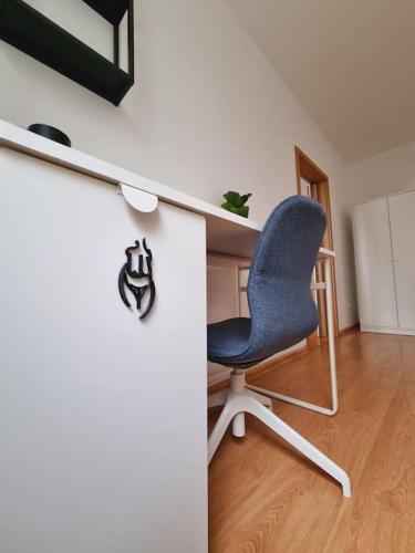 皮耶什佳尼-NEW-Rosetta Apartment的一张桌子和一把椅子