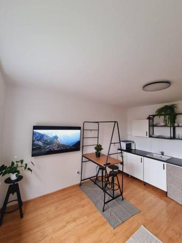 皮耶什佳尼-NEW-Rosetta Apartment的一个带柜台和桌子的厨房