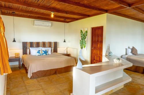 ConchaguaCasa del Golfo El Salvador的一间卧室配有两张床和一张桌子