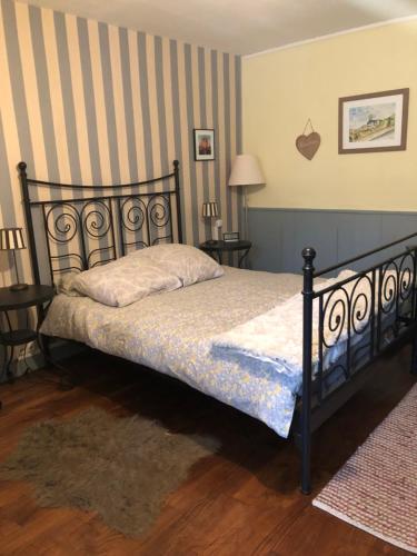 Saint-Sornin-la-MarcheLes Forges的一间卧室配有一张床和条纹墙