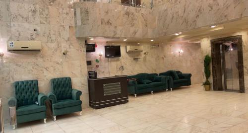麦加غيوم的大楼内一个带沙发和椅子的大堂