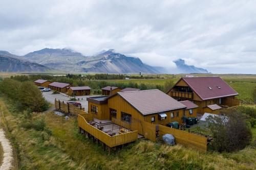 霍芬亚纳内斯乡村酒店的享有高山小屋的空中景致