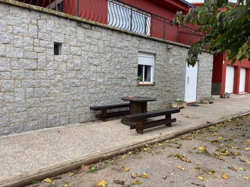 VilafantLes Oliveres - casa- apartament的两个长椅,坐在砖楼前