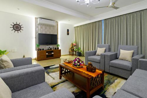 桑戈尔达Lotus & Orchid Villas by Ramnath Homes的客厅配有两张沙发和一台电视机
