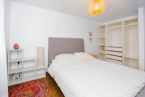 皮克灵Cosy 3-Bedroom Home in Quiet Cul-de-Sac.的白色卧室配有一张带白色架子的大床