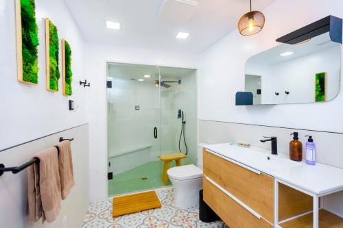 皮克灵Cosy 3-Bedroom Home in Quiet Cul-de-Sac.的一间带水槽和淋浴的浴室