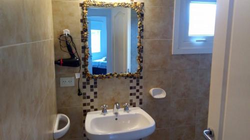 埃尔卡拉法特Apart Azul Calafate的一间带水槽和镜子的浴室