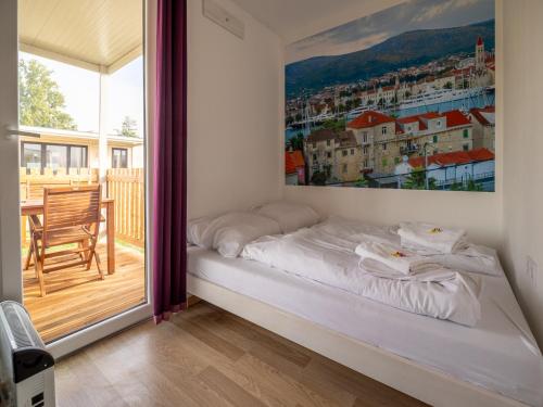 卡特兹奥布萨维Mediteran Homes with Terme Čatež Tickets的墙上一张大照片的房间的一张床位