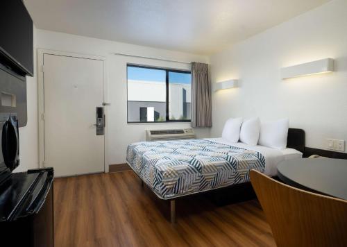 圣巴巴拉圣巴巴拉6号汽车旅馆 - 戈利塔的酒店客房设有床和窗户。