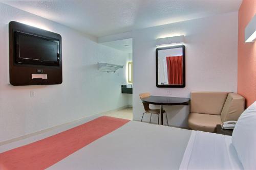 科珀斯克里斯蒂科珀斯克里斯蒂东 - 北帕德雷岛6号汽车旅馆的客房设有1张床、1台电视和1张桌子。