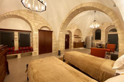 伯利恒Star Street Studio in Bethlehem的一间带两张床的卧室,位于带拱门的房间