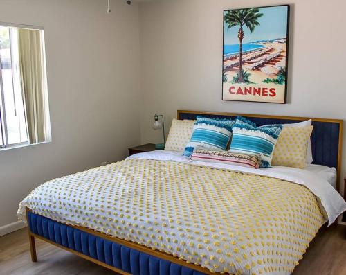凤凰城Newly Remodeled Mid Century Saguaro House (36)的一间卧室配有一张蓝色和黄色的被子