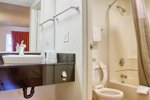 西塔科南西雅图6号汽车旅馆的一间带水槽和卫生间的浴室