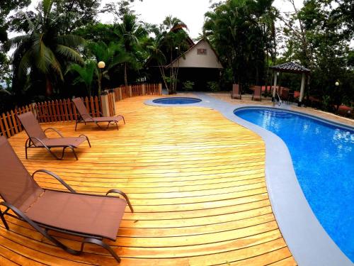 El Sueno Tropical Hotel内部或周边的泳池