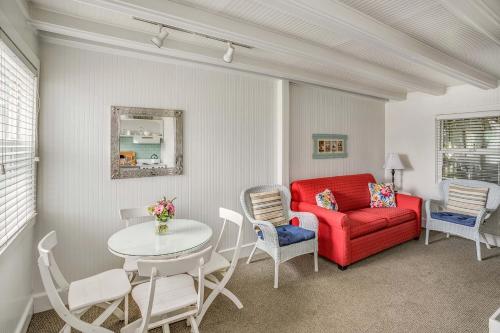 卡农海滩Cannon Beach Hotel Collection的客厅配有红色的沙发和桌子