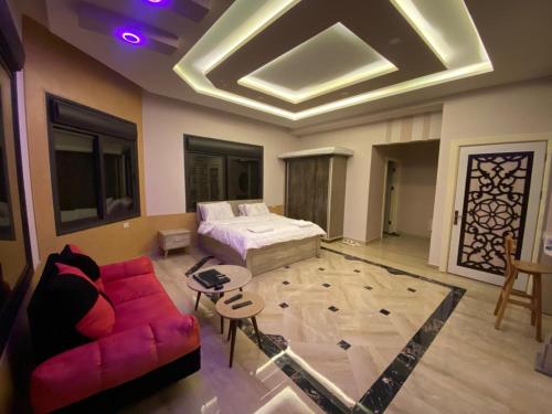 杰拉什Lotus housing for furnished apartments的客厅配有床和沙发