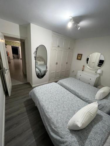 厄尔梅达诺Medano View的一间卧室设有两张单人床和一面镜子