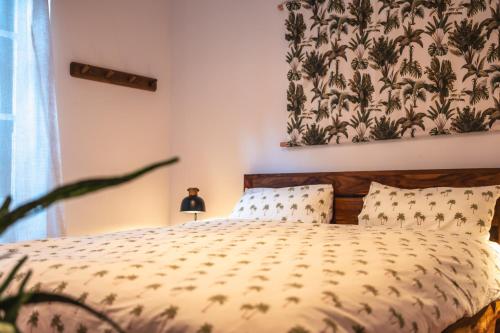 圣塞瓦斯蒂安Surfing Etxea - Surf Hostel的一间卧室配有一张带鲜花床罩的床