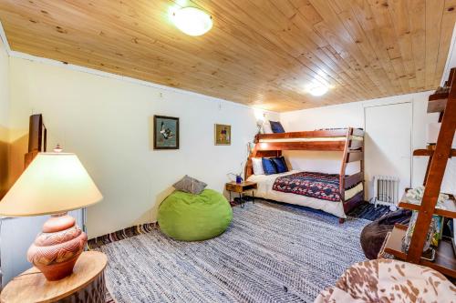 克罗弗戴尔Cloverdale Creekside Retreat的一间带双层床的卧室和一间带灯的房间