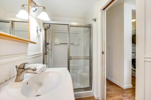 克罗弗戴尔Cloverdale Creekside Retreat的白色的浴室设有水槽和淋浴。