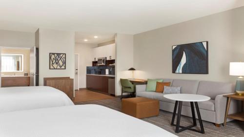 列克星敦Staybridge Suites - Lexington S Medical Ctr Area, an IHG Hotel的酒店客房,设有两张床和一张沙发