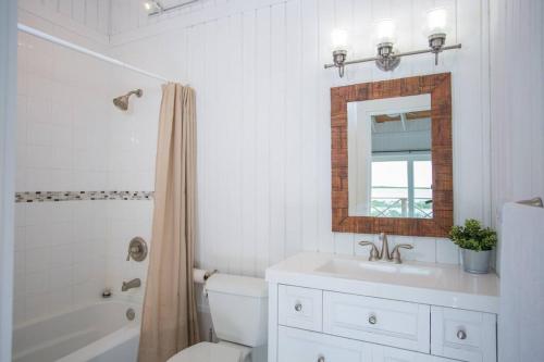 Forbes HillSunset Cove的一间带卫生间、水槽和镜子的浴室