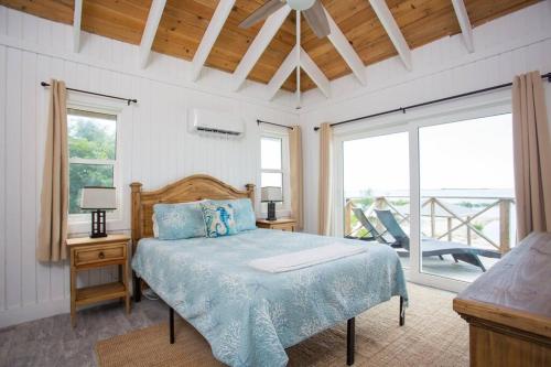 Forbes HillSunset Cove的一间卧室配有一张带蓝色棉被的床