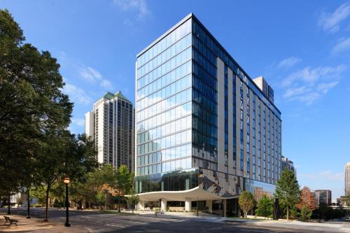 亚特兰大Kimpton Shane Atlanta, an IHG Hotel的一座高大的玻璃办公室大楼