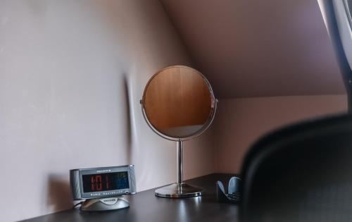勒威克Nort Bode Apartments的镜子和桌子上的时钟