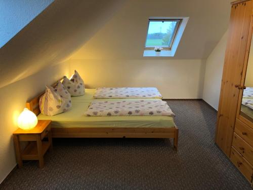 维克Graureiher的一间小卧室,配有一张带窗户的床