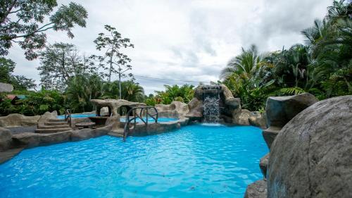福尔图纳Orquideas Boutique Hotel的度假村的游泳池,带水滑梯