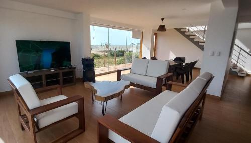 Chincha BajaCASA LUNA的客厅配有白色家具和平面电视