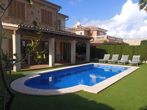 埃尔托罗Villa Puerto Adriano的一座房子的院子内的游泳池