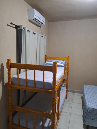 伊瓜苏Cataratas foz的一间卧室配有两张双层床。
