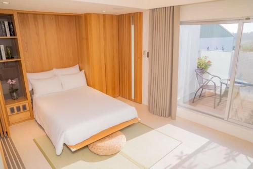 安平区台南安平Viva漁樂活民宿的一间卧室设有一张床和一个大窗户