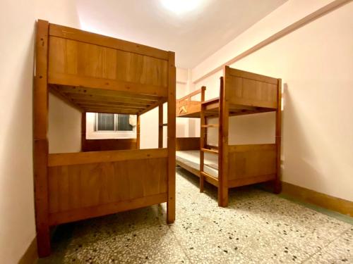 丰原区天井老屋的小型客房设有两张双层床和窗户。