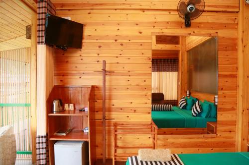 埃拉Ella Country House的卧室配有一张绿色的木墙床