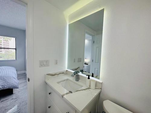 奥兰多Like at home的白色的浴室设有水槽和镜子