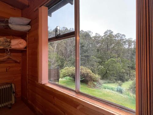 谢菲尔德Minnow cabins Lower Beulah的客房内的窗户享有花园的景致。