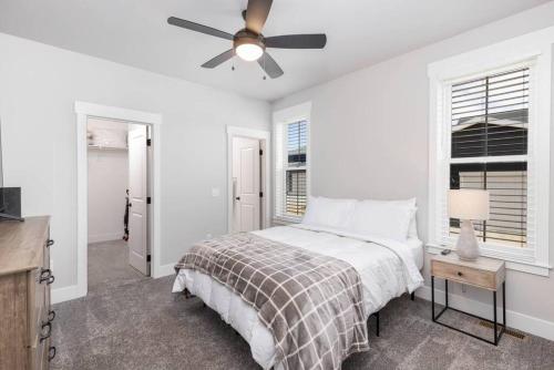 比林斯Charming 3-bedroom in vibrant new neighborhood的白色卧室配有床和吊扇
